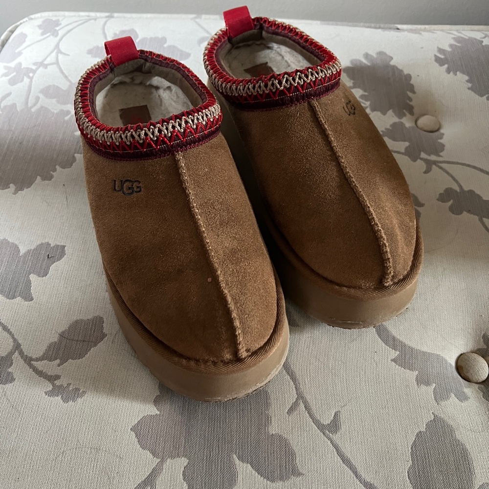 UGG Tazz Size 7